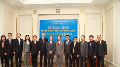 Chinese security officer receives medal from Vietnamese Ministry of Public Security 