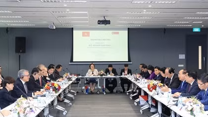 PM holds dialogue with Singaporean business leaders
