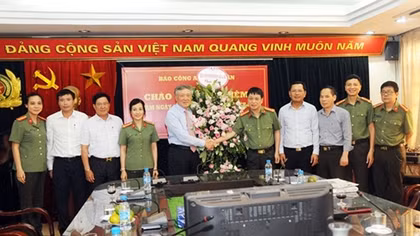 Chief Justice Nguyen Hoa Binh visits Public Security Newspaper 