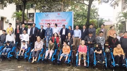 500 wheelchairs presented to the disabled in Quang Binh