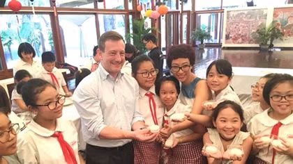 French Ambassador makes moon cake with Vietnamese students