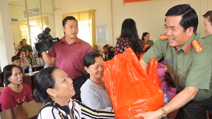 Can Tho Municipal Police hands over gratitude houses and Tet gifts
