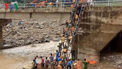 Authorities team up to offer relief to flooding victims