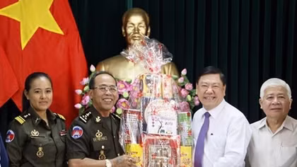 Cambodian military delegation pay Tet visit to Vinh Long