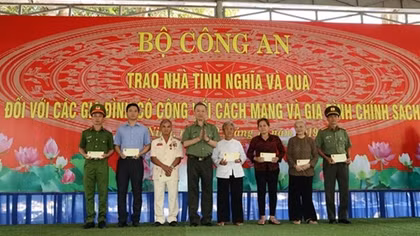 Minister To Lam visits and presents gifts to policy beneficiaries in Tay Ninh