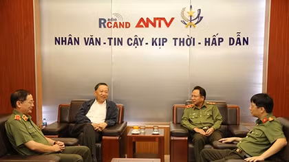 Minister To Lam works with DIC 