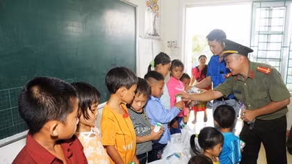 Youths of PSN and Cao Bang Police actively support flood-hit people