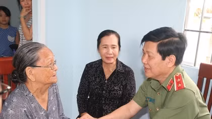 MPS leaders tribute to policy families in SocTrang