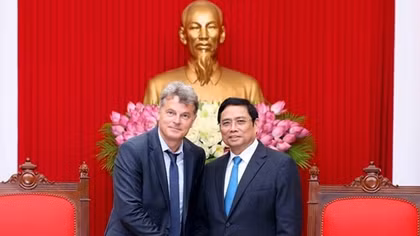 French Communist Party delegation welcomed in Hanoi