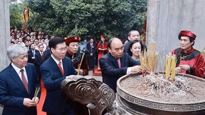 State President offers incense in commemoration of Hung Kings