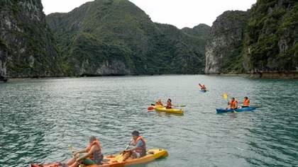 Kayak services on Ha Long Bay resume