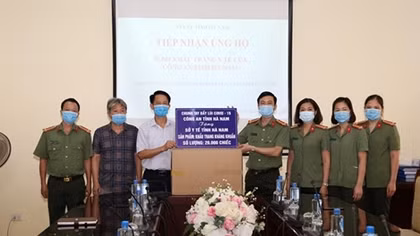 Ha Nam provincial police donate 20,000 facemasks to local medical workers 