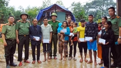 Charity delegation of CAND Newspaper supports flood-hit people in Quang Nam