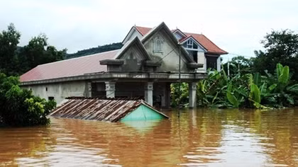 Quang Nam hands over flood-proof houses to affected families