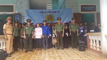 Vinh Linh Police supports needy people 