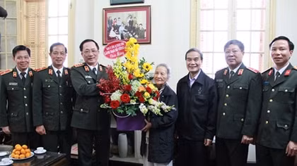 Deputy Minister Nguyen Van Thanh pays tribute to former Deputy Minister Pham Tam Long