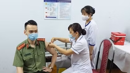 36 police officers of Hanoi get first jabs with AstraZeneca vaccine