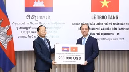 Vietnam donates US$200,000 to Cambodia’s COVID-19 fight