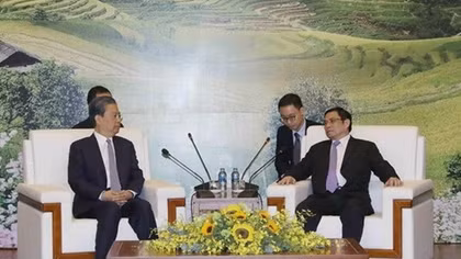 Vietnamese, Chinese Party officials discuss bilateral ties