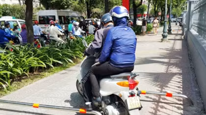HCM City resorts to motorbike barriers on sidewalks