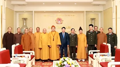Deputy Minister Bui Van Nam receives Vietnamese religious leaders