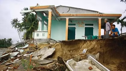 Quang Ngai calls for more assistance to curb coastal erosion