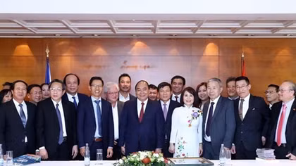 Prime Minister meets overseas Vietnamese in Europe