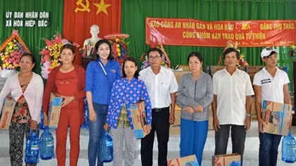 CAND Newspaper and Miss Dang Thu Thao support storm-hit victims