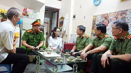 Minister To Lam visits family of police martyr Pham Cong Huy