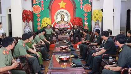 Cambodian military delegation pays Tet visit to Can Tho police