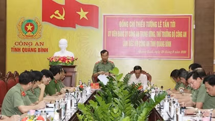 Deputy Minister Le Tan Toi works with Quang Binh provincial police