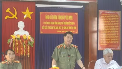 Deputy Minister Bui Van Nam works with TraVinh Police