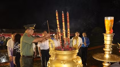 Youths of Binh Phuoc Police pay tribute to heroes and martyrs