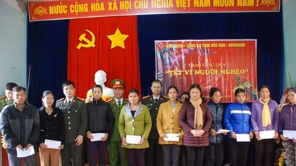 CAND Newspaper and partners support poor people in Bac Kan