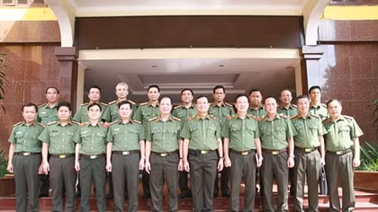 Deputy Minister Le Tan Toi works with Regiment 375