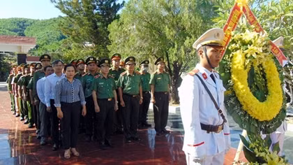 PSNews and Quang Nam Provincial Police pay tribute to martyrs 