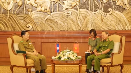 Deputy Minister Le Quy Vuong receives Lao Deputy Minister of Security