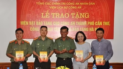39 artifacts donated to Police of Can Tho, Yen Bai and Hanoi Museum