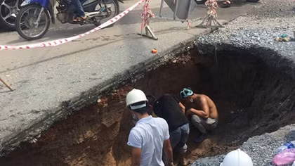 Giant sinkhole appears in HCMC 
