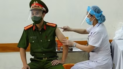 People in Hanoi get vaccinated