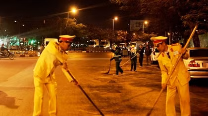 Hai Phong Police help to remove oil leak on National Highway