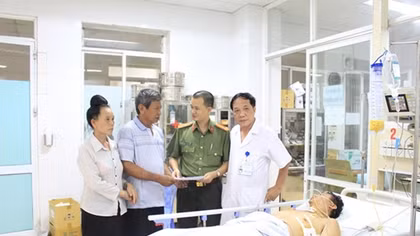 CAND Newspaper visits and encourages injured policeman