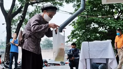 Hue, Da Nang cities set up free ‘rice ATMs’