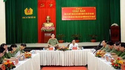 Deputy Minister Nguyen Van Son works with police leaders of southwestern provinces