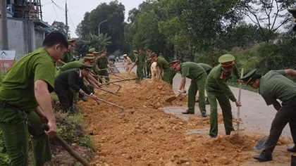 Dong Trieu Police support local people build rural roads