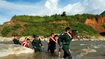 Lai Chau border force presents scholarships to poor students