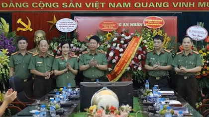 Deputy Minister Bui Van Nam visits PSNews on the occasion of Vietnam Revolutionary Press Day