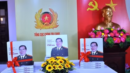 Photo book of Senior Lieutenant General Le Minh Huong’s life and work