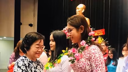 HCM City presents scholarships to over 500 students