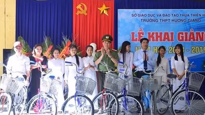 Youths of Thua Thien – Hue Police offer bicycles to poor students 